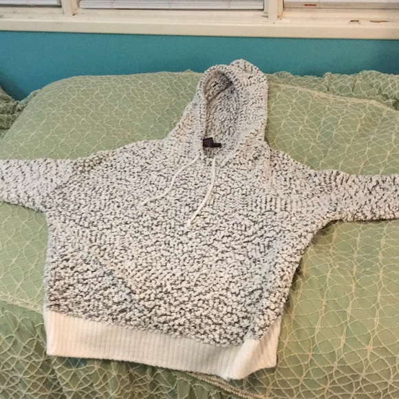 Cozy sweater with hood and strings long sleeve - Picture 1 of 3